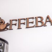 Kaffebar - Bogstaver udskåret i træ