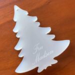 Graveret bordkort udskåret i frosted akryl - Klar til jul